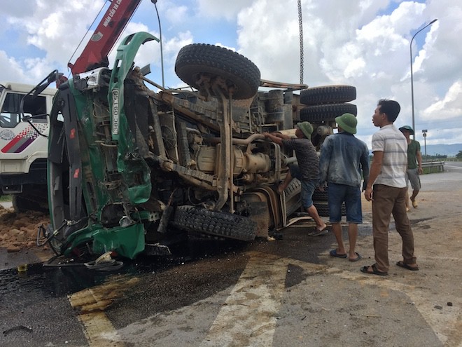 2 xe ben tông nhau trên quốc lộ, 1 xe lật nghiêng, 1 xe nằm phơi bụng