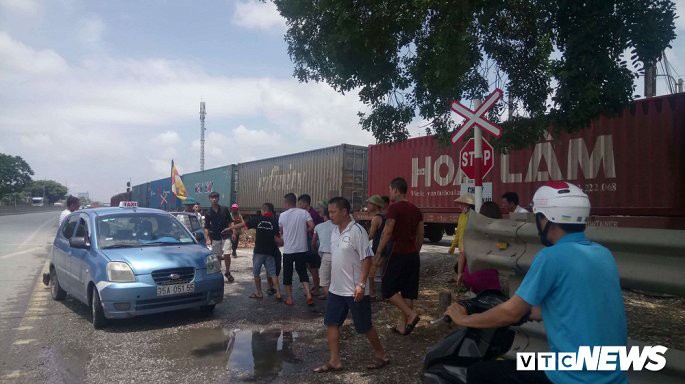 Cố tình vượt đường ray, người đàn ông đi xe máy bị tàu hoả kéo lê hàng chục mét