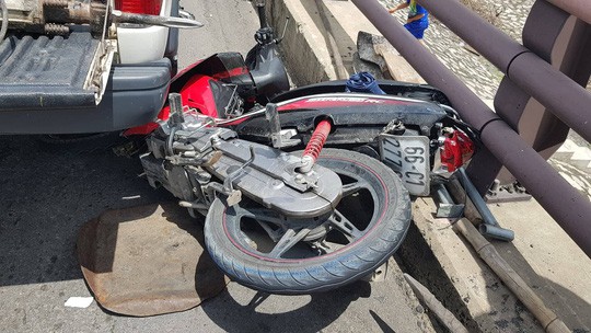 Xe tải tông đuôi xe máy trên cầu Cần Thơ, 2 mẹ con chết thảm