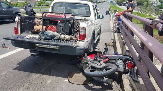 Xe tải tông đuôi xe máy trên cầu Cần Thơ, 2 mẹ con chết thảm