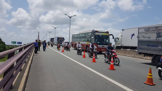 Xe tải tông đuôi xe máy trên cầu Cần Thơ, 2 mẹ con chết thảm