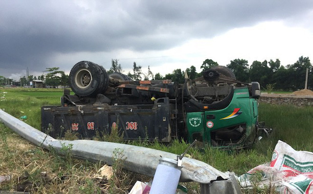 2 xe ben tông nhau trên quốc lộ, 1 xe lật nghiêng, 1 xe nằm phơi bụng