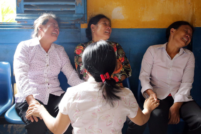 Xét xử kẻ sát nhân giết 5 người: Chị gái nạn nhân dùng khăn che miệng để không phát ra tiếng khóc