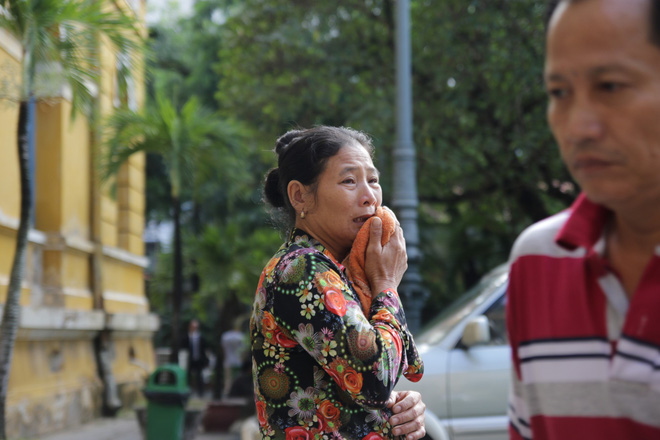 Xét xử kẻ sát nhân giết 5 người: Chị gái nạn nhân dùng khăn che miệng để không phát ra tiếng khóc