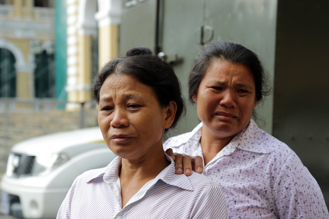 Xét xử kẻ sát nhân giết 5 người: Chị gái nạn nhân dùng khăn che miệng để không phát ra tiếng khóc