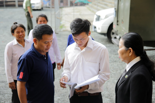 Xét xử kẻ sát nhân giết 5 người: Chị gái nạn nhân dùng khăn che miệng để không phát ra tiếng khóc