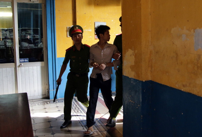 Xét xử kẻ sát nhân giết 5 người: Chị gái nạn nhân dùng khăn che miệng để không phát ra tiếng khóc