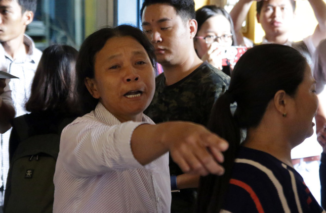 Xét xử kẻ sát nhân giết 5 người: Chị gái nạn nhân dùng khăn che miệng để không phát ra tiếng khóc