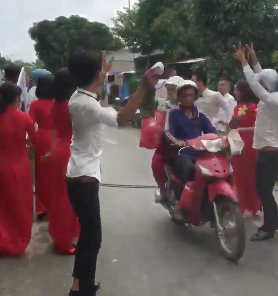 Cô dâu chú rể và đội bê tráp kéo nhau ra quẩy giữa đường gây cản trở giao thông