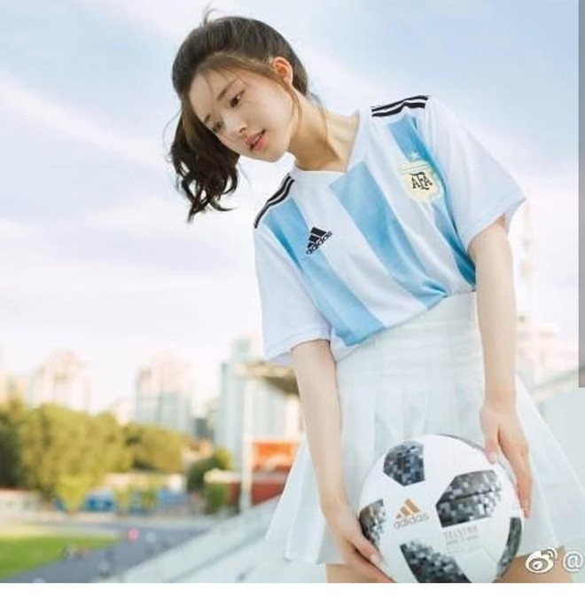 Khoác áo đội tuyển nào đội đó đều rời khỏi World Cup, hot girl này vẫn được yêu vì quá xinh đẹp