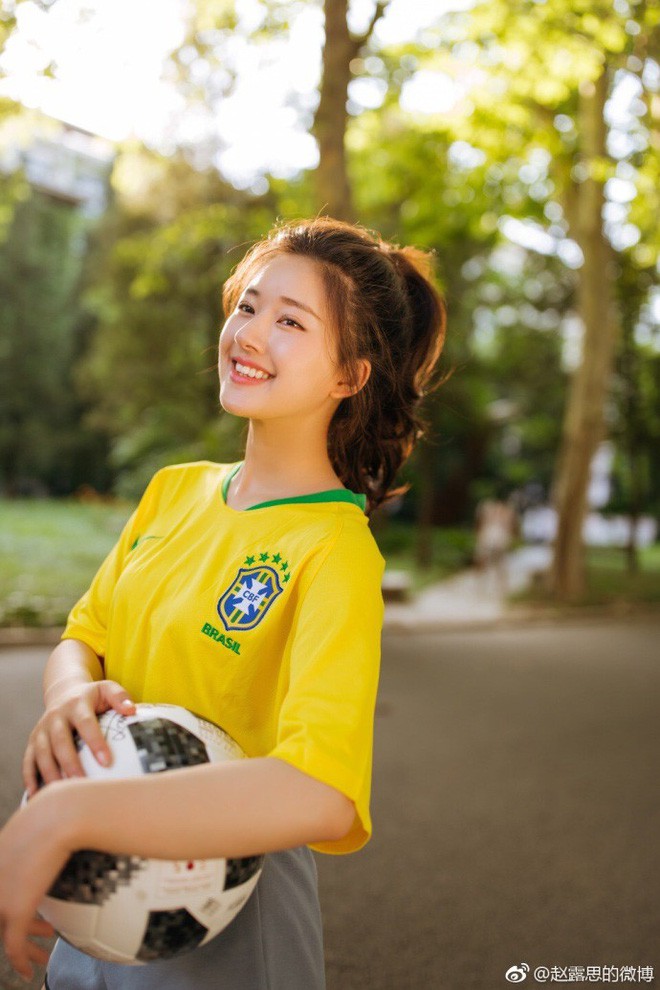 Khoác áo đội tuyển nào đội đó đều rời khỏi World Cup, hot girl này vẫn được yêu vì quá xinh đẹp Khoác áo đội tuyển nào đội đó đều rời khỏi World Cup, hot girl này vẫn được yêu vì quá xinh đẹp
