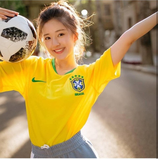 Khoác áo đội tuyển nào đội đó đều rời khỏi World Cup, hot girl này vẫn được yêu vì quá xinh đẹp Khoác áo đội tuyển nào đội đó đều rời khỏi World Cup, hot girl này vẫn được yêu vì quá xinh đẹp