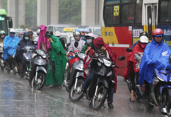 Đường phố Hà Nội ùn tắc nhiều giờ sau cơn mưa lớn