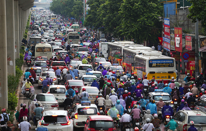 Đường phố Hà Nội ùn tắc nhiều giờ sau cơn mưa lớn