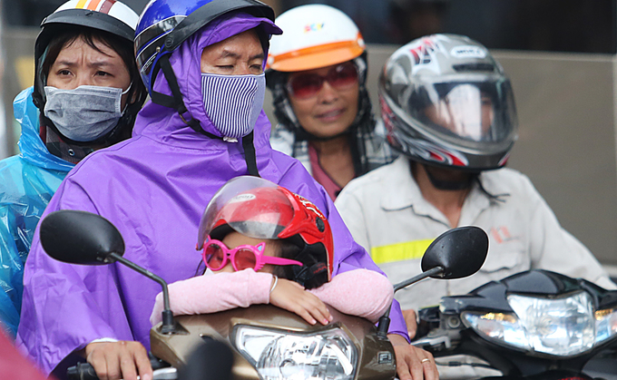 Đường phố Hà Nội ùn tắc nhiều giờ sau cơn mưa lớn