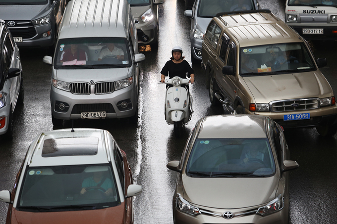Đường phố Hà Nội ùn tắc nhiều giờ sau cơn mưa lớn