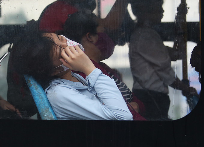 Đường phố Hà Nội ùn tắc nhiều giờ sau cơn mưa lớn