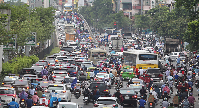 Đường phố Hà Nội ùn tắc nhiều giờ sau cơn mưa lớn