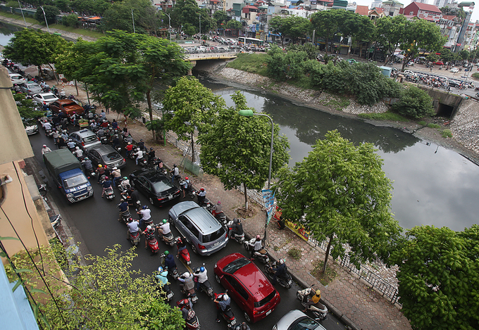 Đường phố Hà Nội ùn tắc nhiều giờ sau cơn mưa lớn