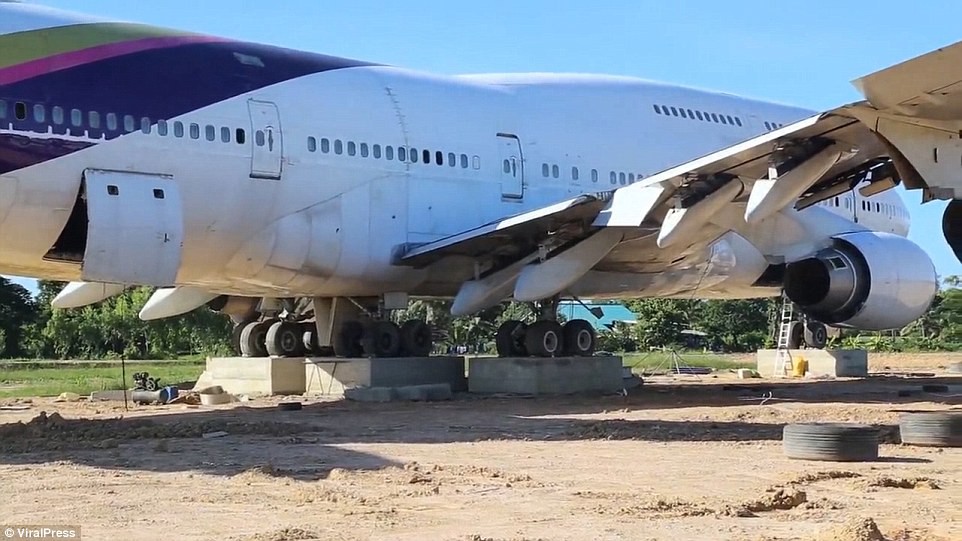 Thái Lan: Dân làng hốt hoảng khi sáng mở mắt dậy bỗng thấy chiếc máy bay Boeing đậu giữa đồng Thái Lan: Dân làng hốt hoảng khi sáng mở mắt dậy bỗng thấy chiếc máy bay Boeing đậu giữa đồng