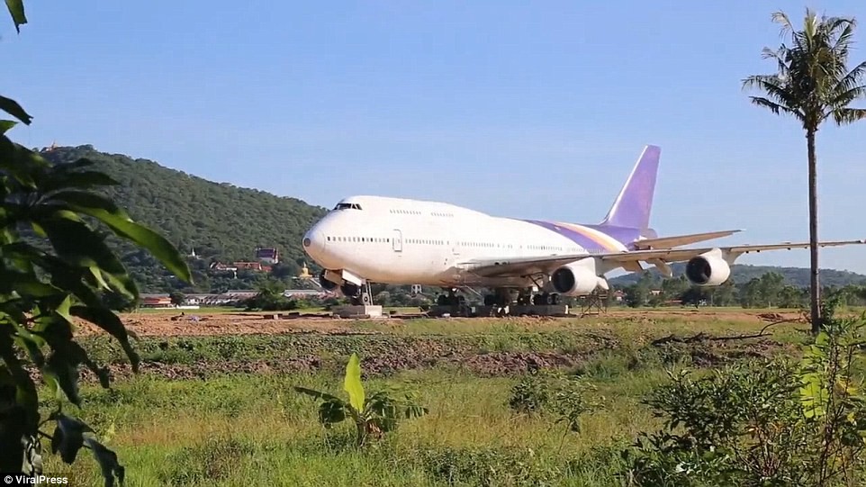 Thái Lan: Dân làng hốt hoảng khi sáng mở mắt dậy bỗng thấy chiếc máy bay Boeing đậu giữa đồng Thái Lan: Dân làng hốt hoảng khi sáng mở mắt dậy bỗng thấy chiếc máy bay Boeing đậu giữa đồng
