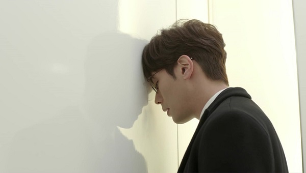 Đón hai vị khách lên xe từ nhà nghỉ, nhìn qua gương, tôi giật nảy mình khi thấy khuôn mặt của người phụ nữ đó...