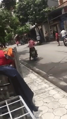 Thấy vợ xảy ra xích mích với bồ, chồng lao vào đánh chửi vợ thậm tệ giữa đường