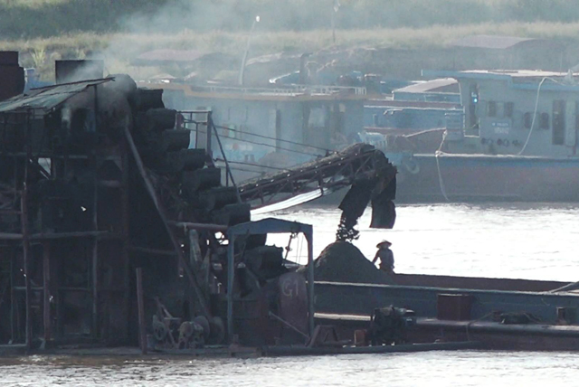 Cát tặc lộng hành, chủ tịch xã bất lực chỉ muốn nhảy sông