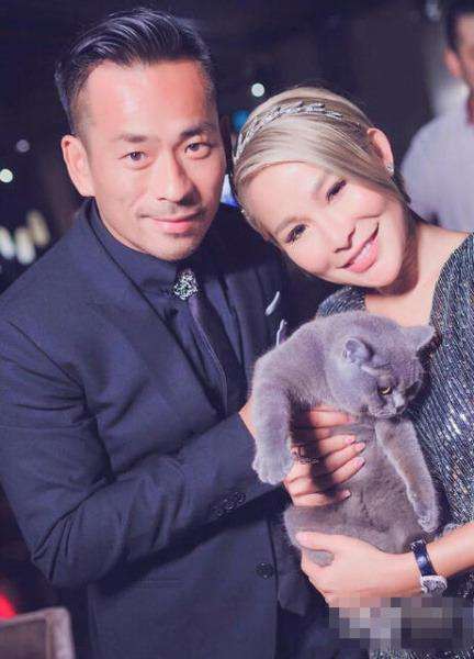 Chi gần 8 ngàn tỷ ly hôn vợ để đến với bồ nhí, tỷ phú Hồng Kông vẫn tranh thủ cặp kè thêm mẫu nữ Nhật Bản nóng bỏng