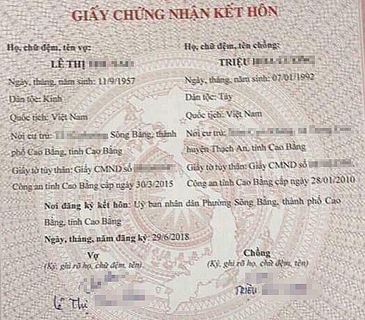 Cô dâu 61 tuổi ở Cao Bằng kể về bức ảnh chú rể quỳ gối bên bó hoa mua tím