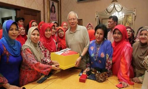 Cựu thủ tướng Malaysia nhận tiền quyên góp để được tại ngoại