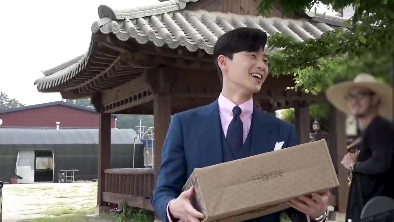 Thư ký Kim sao thế: Hậu trường hết sức lầy lội của Park Seo Joon Thư ký Kim sao thế: Hậu trường hết sức lầy lội của Park Seo Joon