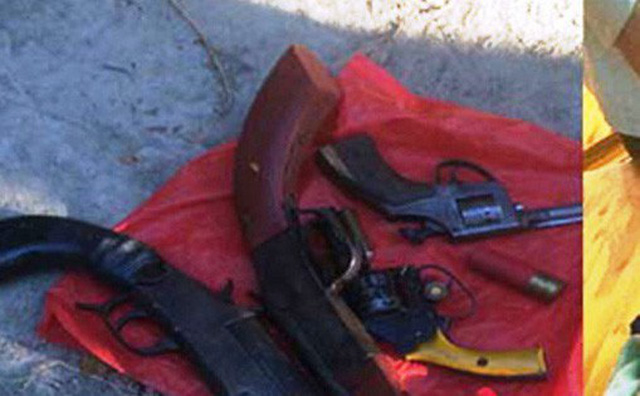 20 côn đồ đi 6 ô tô tới hỗn chiến, thấy công an ném 4 khẩu súng tháo chạy