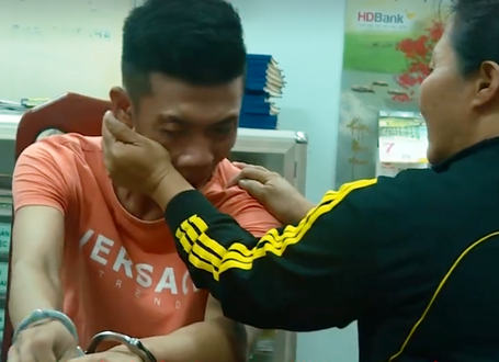 Bắt hung thủ cầm dao xoắn đâm chết người vì cho rằng bị nhìn đểu