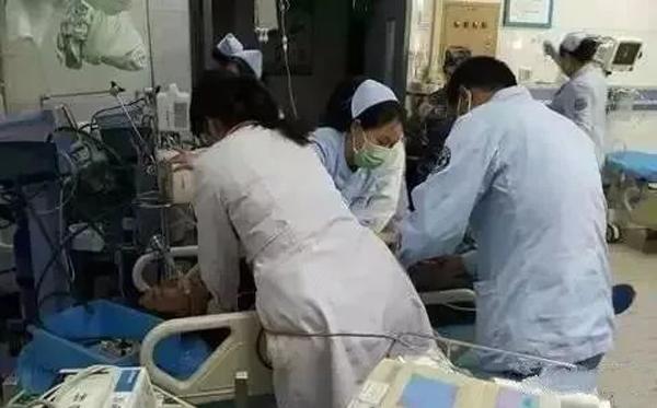 Vừa vào nhà tắm vài phút, người đàn ông bỗng ngã khuỵu xuống nền vì không nghe vợ dặn Vừa vào nhà tắm vài phút, người đàn ông bỗng ngã khuỵu xuống nền vì không nghe vợ dặn