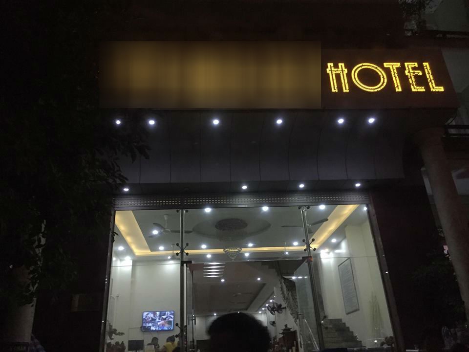 Bị tố đuổi đoàn 14 người gồm cả trẻ nhỏ đi ngay trong đêm vì tự ý ra ngoài ăn: Chủ khách sạn và người thuê giúp lên tiếng