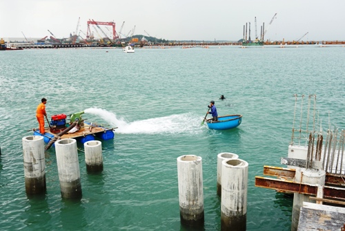 12 thợ lặn xuống biển Dung Quất vớt cổ vật trong tàu đắm