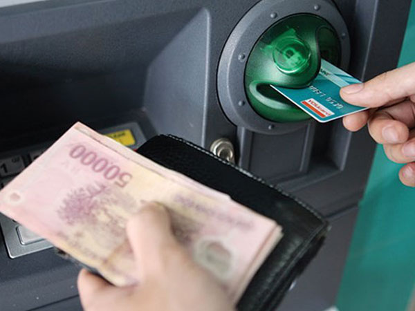 Lần thứ 2 NHNN yêu cầu 4 ông lớn dừng tăng phí rút tiền nội mạng ATM