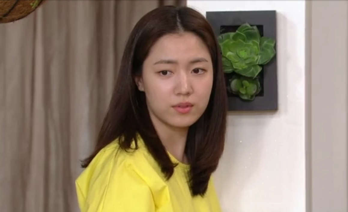 Vợ chồng đang sửa soạn đồ để đi du lịch, mẹ chồng bước vào nói một câu khiến cả hai sững sờ