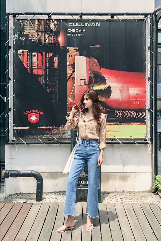 Phối quần jeans ống lửng cho ngày gió mưa