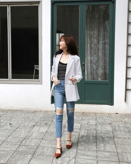Phối quần jeans ống lửng cho ngày gió mưa