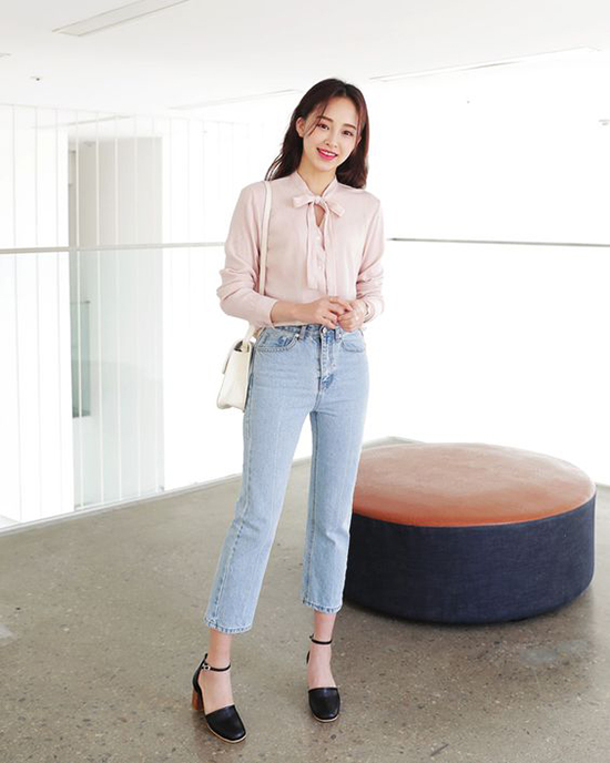 Phối quần jeans ống lửng cho ngày gió mưa
