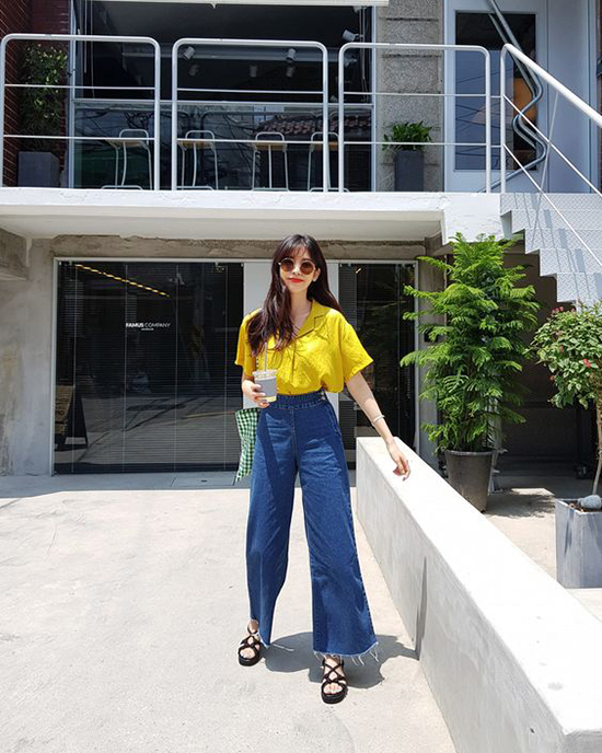 Phối quần jeans ống lửng cho ngày gió mưa