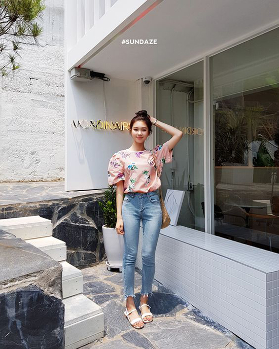 Phối quần jeans ống lửng cho ngày gió mưa