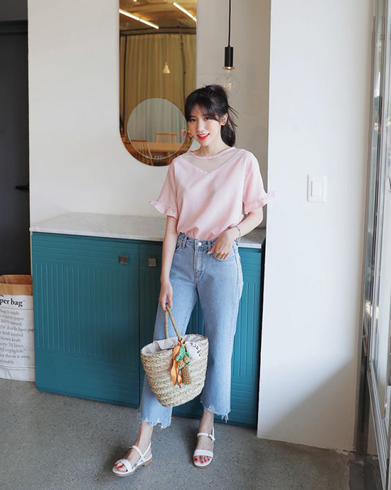 Phối quần jeans ống lửng cho ngày gió mưa