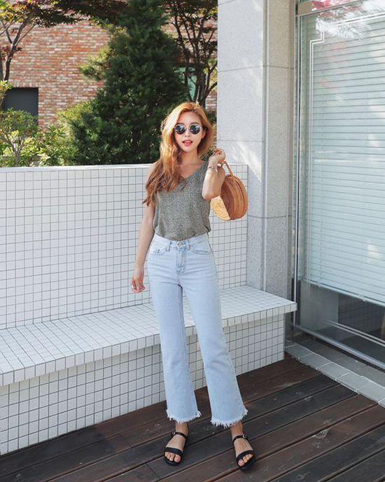 Phối quần jeans ống lửng cho ngày gió mưa