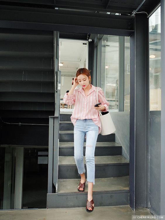 Phối quần jeans ống lửng cho ngày gió mưa