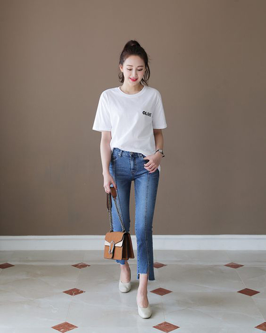 Phối quần jeans ống lửng cho ngày gió mưa