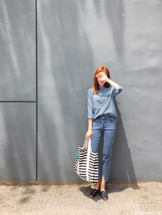 Phối quần jeans ống lửng cho ngày gió mưa