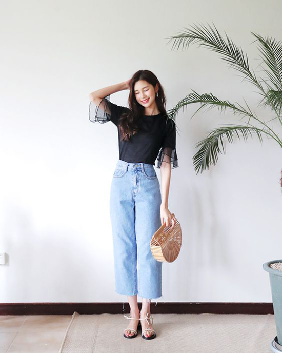 Phối quần jeans ống lửng cho ngày gió mưa